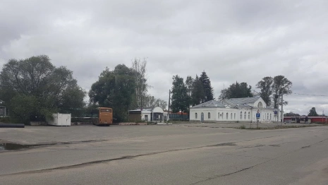 В Гусь-Хрустальном утонувшую в темноте остановку забыли покрыть навесом