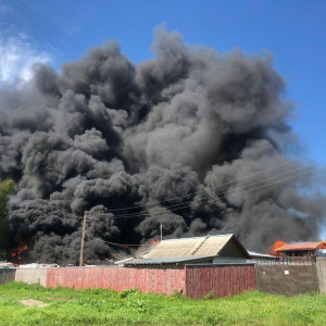 Мощный пожар на производстве ванн в Коврове показали на видео