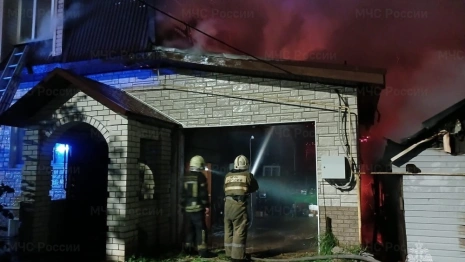 Во Владимирской области огонь охватил два жилых дома