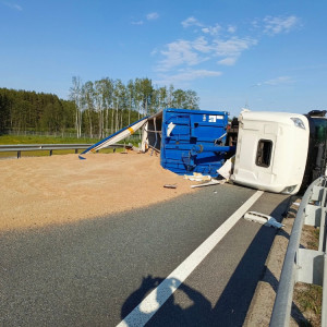 После ДТП с Tesla на М-7 под Владимиром перевернулась фура с песком