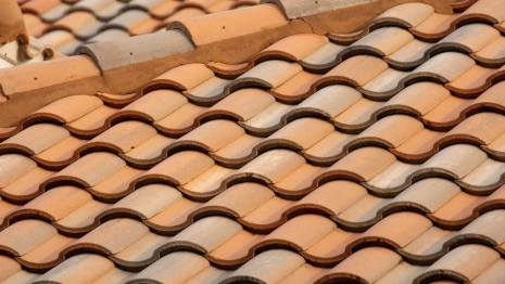 Во Владимирской области жильцов оставили в доме с протекающей крышей