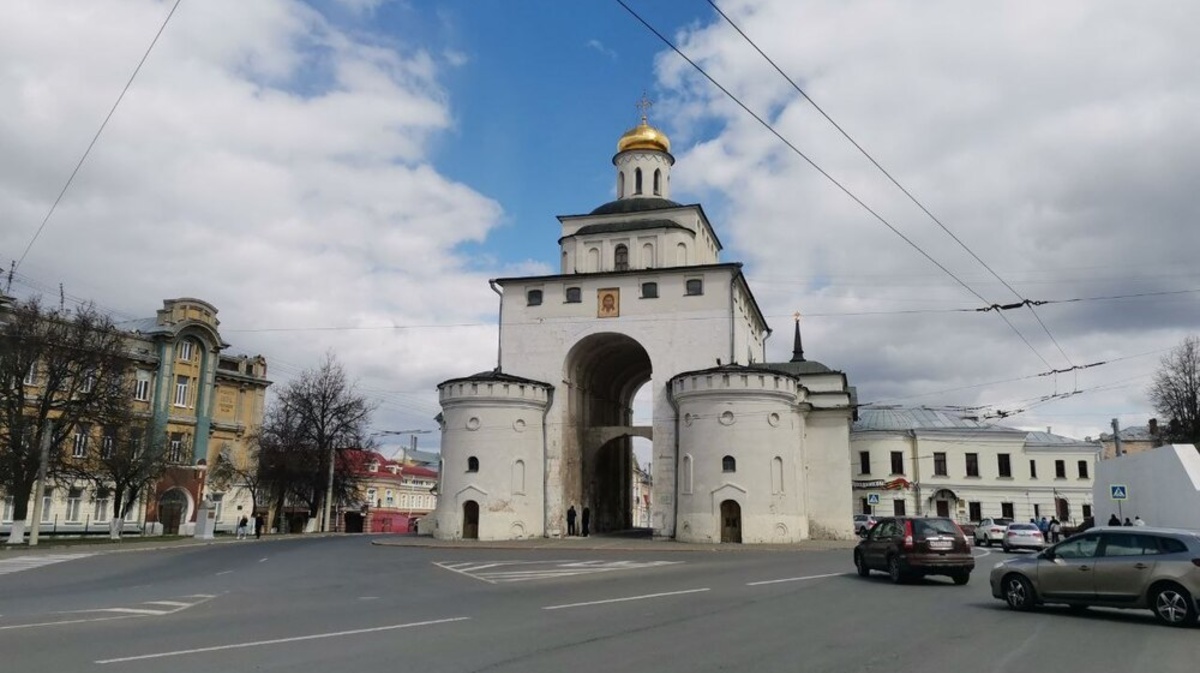 Памятник золотые ворота во Владимире