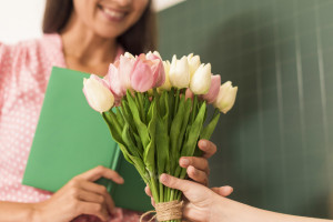 Родителям первоклассников из Владимира предложили отказаться от цветов для учителя