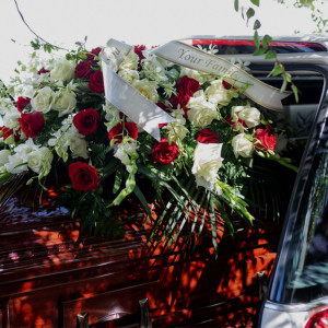 Во Владимирской области руководитель ритуального бюро лишил зарплаты 13 работников