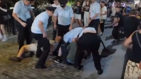 Полиция рассказала, за что скрутила двоих парней на Дне города во Владимире