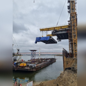 В Муроме на мосту через Оку уложили первые панели пролетов