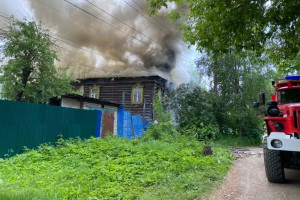 Во Владимирской области загорелись два деревянных дома