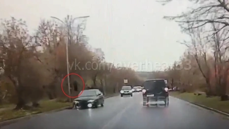 Во Владимире отлетевшее колесо УАЗа разбило легковушку