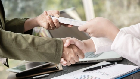 В Александрове мужчина за 5 тыс. рублей выдал себя за директора четырех фирм