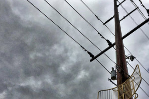 Во Владимирской области мужчина зацепился за электрические провода и погиб