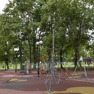 Во Владимире в Патриотическом сквере поставили детский городок