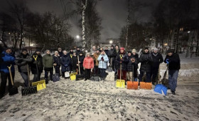 Жители Владимира не дождались коммунальщиков и сами убрали снег