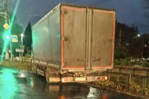 Во Владимире грузовик снес металлические ограждения на Суздальском проспекте