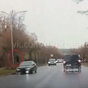 Во Владимире отлетевшее колесо УАЗа разбило легковушку