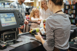 В Киржаче товаровед вынесла деньги из сейфа и кассы магазина