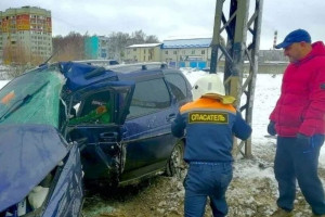 В Коврове инвалид на Приоре врезался в столб: мужчину спасли сотрудники МЧС