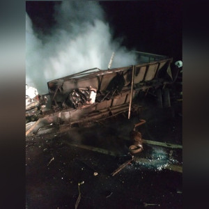 На М-7 Волга под Ковровом фургон влетел в столб и загорелся
