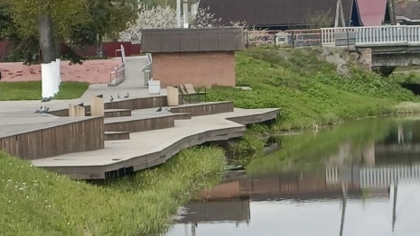 В Юрьев-Польском от подрядчика потребовали отремонтировать развалившуюся набережную