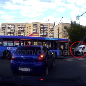 Во Владимире на пешеходном переходе сбили ребенка: момент попал на видео