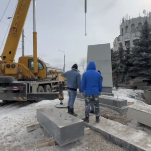 Во Владимире начали монтировать стелу «Город трудовой доблести»