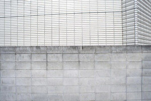 В Коврове 18-летний парень пнул бетонный забор и попал под уголовное дело