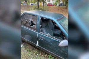 Во Владимире неизвестные разгромили припаркованную машину