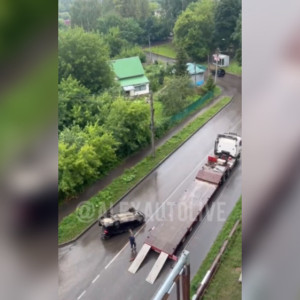 Во Владимирской области машина слетела с эвакуатора и перевернулась