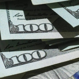 Студент владимирского вуза попытался обменять в Сбербанке фальшивые 100 долларов