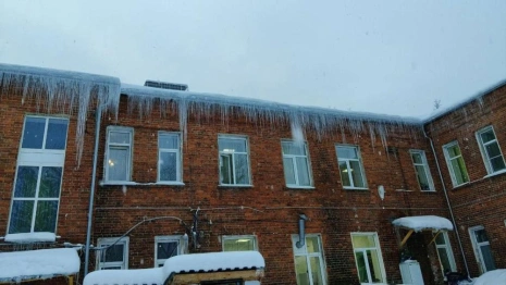 В Киржачском районе на крышах школ и детсадов выросли опасные сосульки