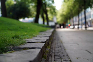 Во Владимире отремонтировали поврежденный при строительстве «умной» спортплощадки тротуар