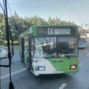 Во Владимире автобус попал в ДТП и вылетел на встречку