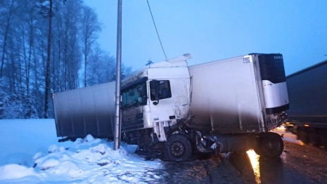 Фура улетела в кювет на трассе М-7 во Владимирской области