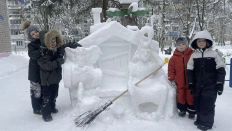 Дворник создал сказочные снежные фигуры у детсада в Петушках