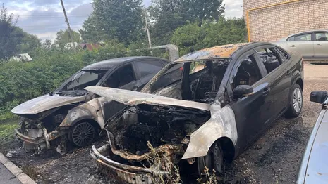 Во Владимирской области сгорели две припаркованные рядом машины