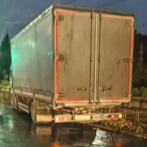 Во Владимире грузовик снес металлические ограждения на Суздальском проспекте