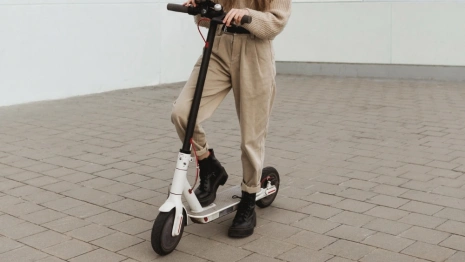 Во Владимире 16-летняя девушка сломала челюсть при падении с электросамоката