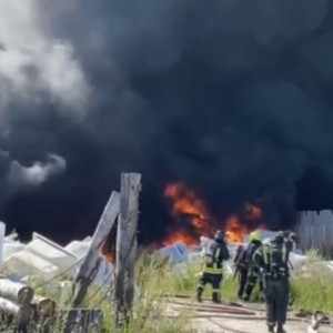 Площадь пожара на производстве акриловых ванн в Коврове достигла 4 тысяч кв. м