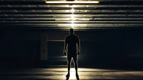 Вооруженный кувалдой мужчина украл из офисов во Владимире 1 млн рублей и 2 тыс. долларов