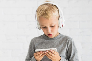 Владимирцам объяснили принцип работы запрета на использование смартфонов в школах