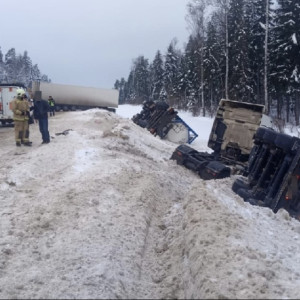 На М-7 под Камешково столкнулись три фуры: двое водителей пострадали