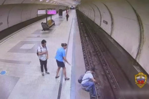 Владимирец пошел на смертельно опасный трюк из-за упавших на рельсы метро наушников
