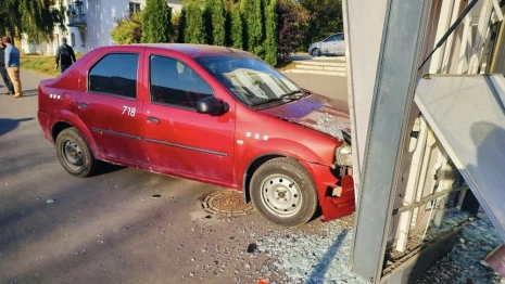 Влетевший в остановку во Владимире таксист потерял сознание за рулем