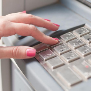 В Коврове 24-летняя товаровед магазина украла из сейфа 615 тыс. рублей