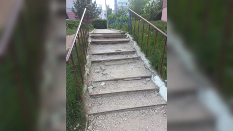 Жители Владимира пожаловались на разрушенную лестницу