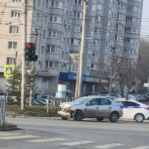 Во Владимире у парка «Дружба» столкнулись грузовик и легковушка