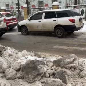 Во Владимире лед сковал тротуар у больницы №4