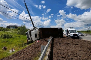 Во Владимире водителя опрокинувшегося на Пекинке самосвала госпитализировали