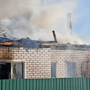 В деревне под Гороховцом мощный пожар уничтожил крышу частного дома