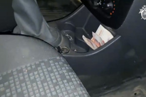 Жительницу Владимирской области заподозрили в попытке дать 100 тыс. рублей полицейскому