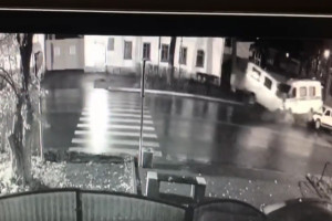 Момент жесткого ДТП с фургоном и полицейской машиной в Суздале попал на видео